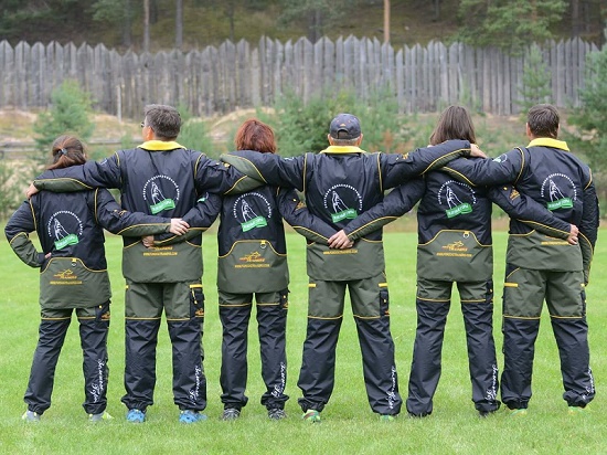 Tuta protettiva di colore verde per squadra cinofila